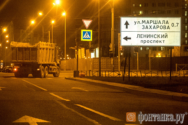 Самосвал у въезда на строительную площадку жилого комплекса "Огни залива"